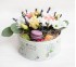 Мини-коробка с цветами и макарони "Черничный кекс"